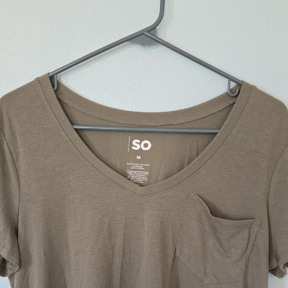 SO | Olive Green V Neck Short Sleeve Pocket Tee Size Medium NWT - Picture 1 of 5